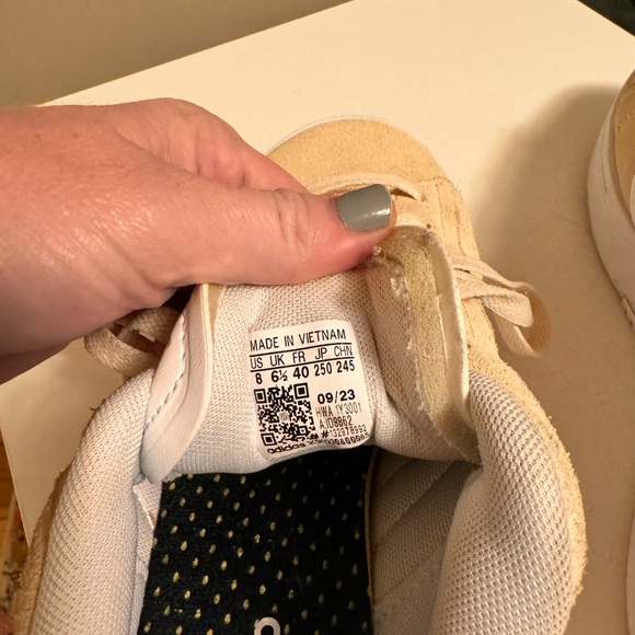 Adidas sneaker size 8 - Picture 4 of 4